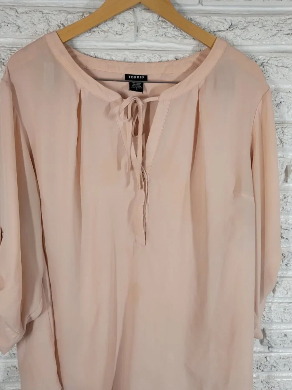Torrid 3X Pale Pink Sheer Button Up Top 3/4 Roll Tab Sleeve Keyhole PIN10E - Picture 3 of 9